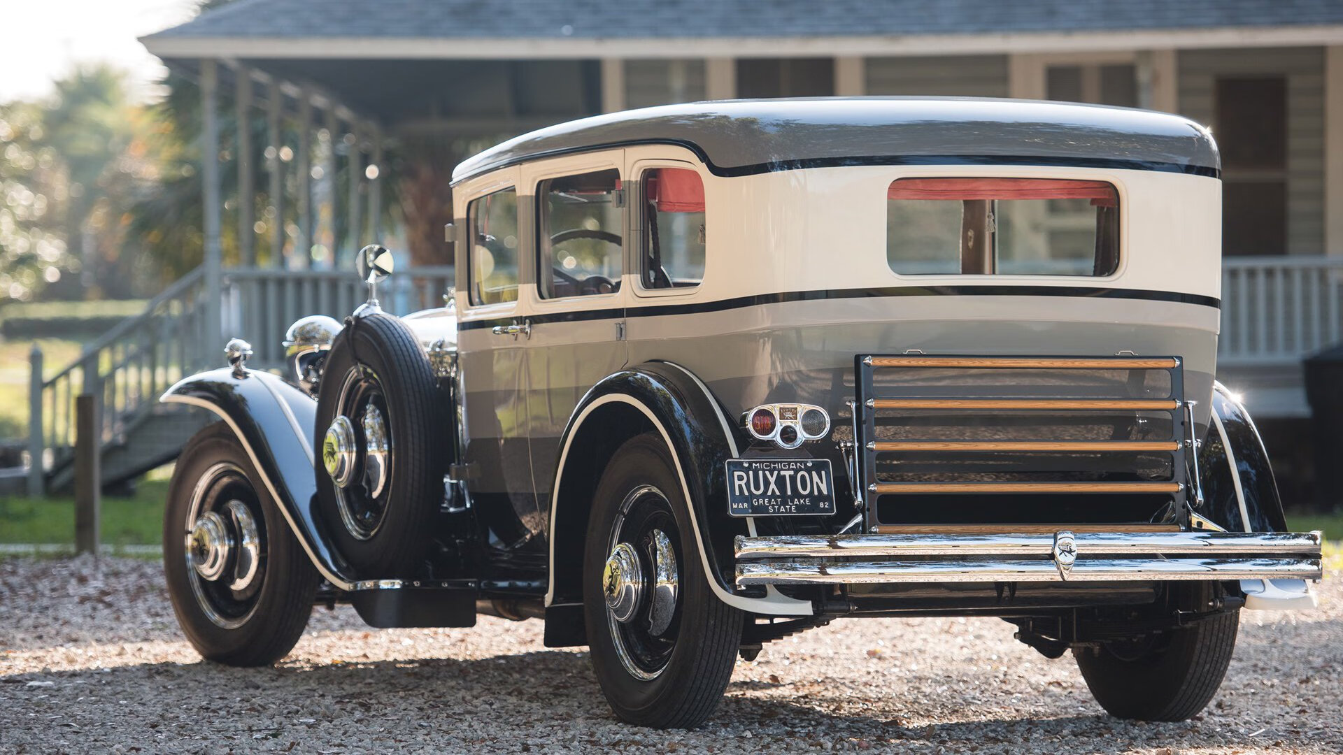 一场比赛，两条赛道，当F1冲刺圈的决绝，撞上魔术队的三重引擎轰鸣