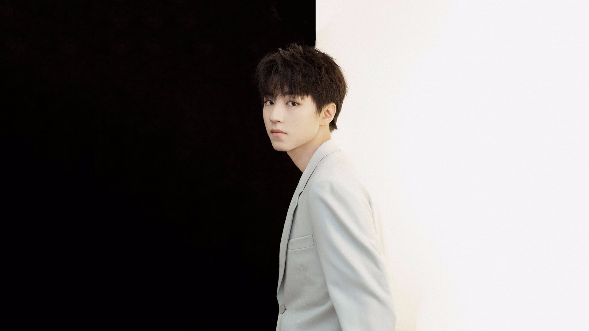 苏亚雷斯数据全面爆炸，F1街道赛之夜的暗涌与轰鸣